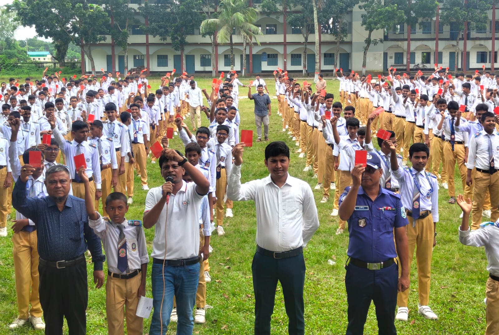 মাদক ও স্মার্টফোন আসক্তিসহ সামাজিক অবক্ষয়কে লাল কার্ড দেখিয়ে শপথ নিলেন পঞ্চগড়ের কয়েক শতাধিক শিক্ষার্থী
