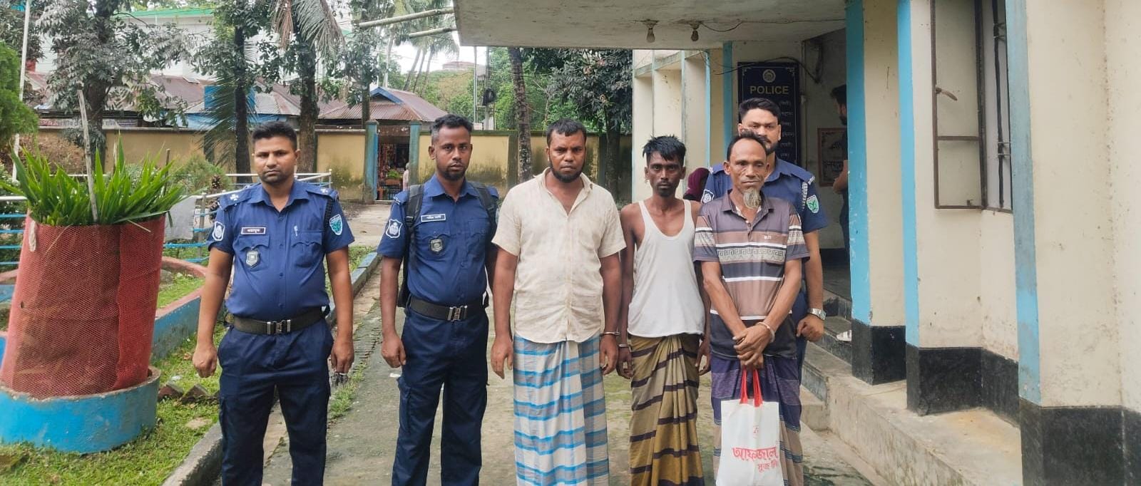 শাল্লায় ইয়াবা, মদ ও গাজাঁসহ আটক ৩