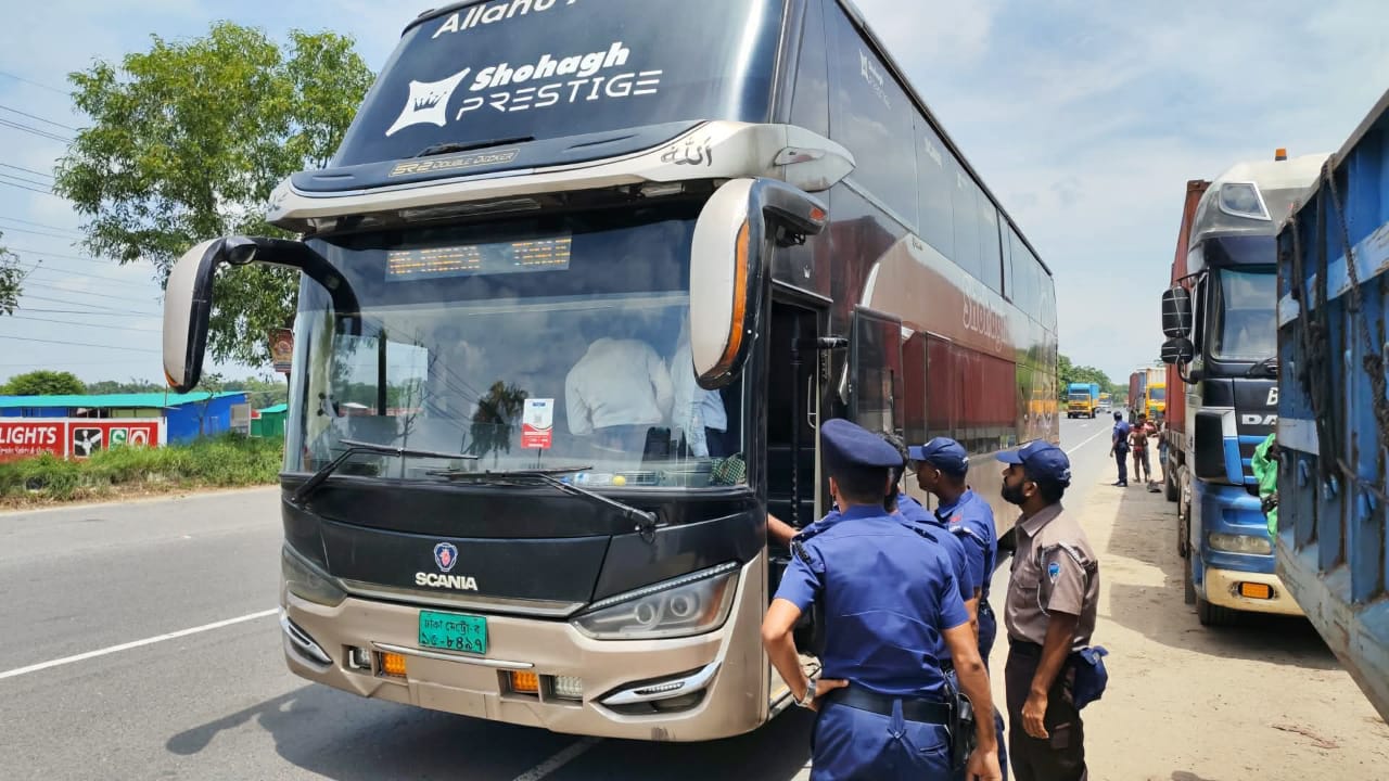 ঢাকা-চট্টগ্রাম মহাসড়কে স্লিপার বাসে বিআরটিএর অভিযান, ৫০ হাজার টাকা জরিমানা
